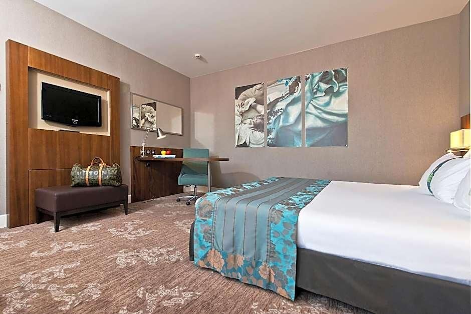 By Ihg