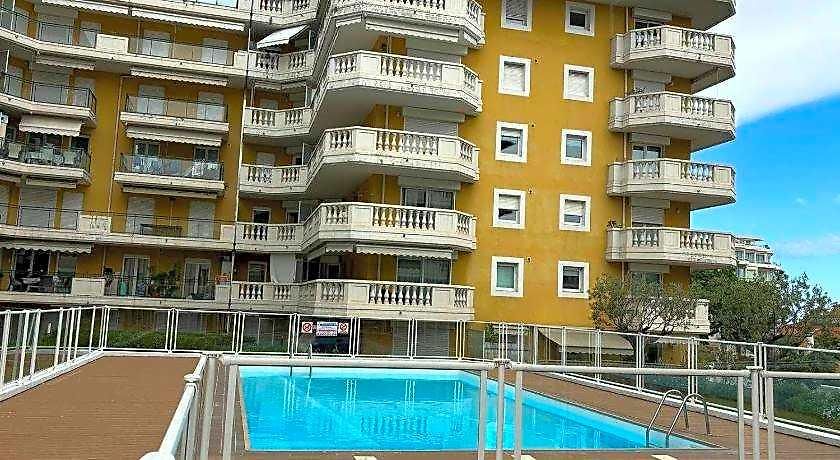 Hotel Charming With Balcony Pool -heart Of