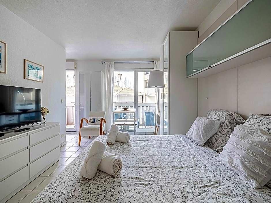 Charming With Balcony Pool -heart Of Hotel
