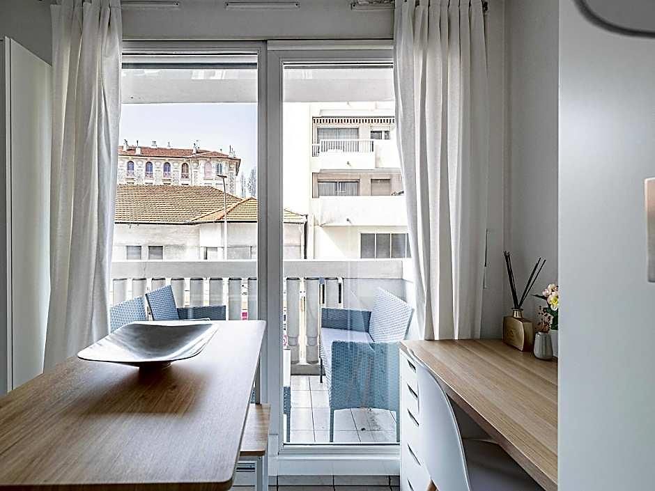 Charming With Balcony Pool -heart Of Hotel 4*