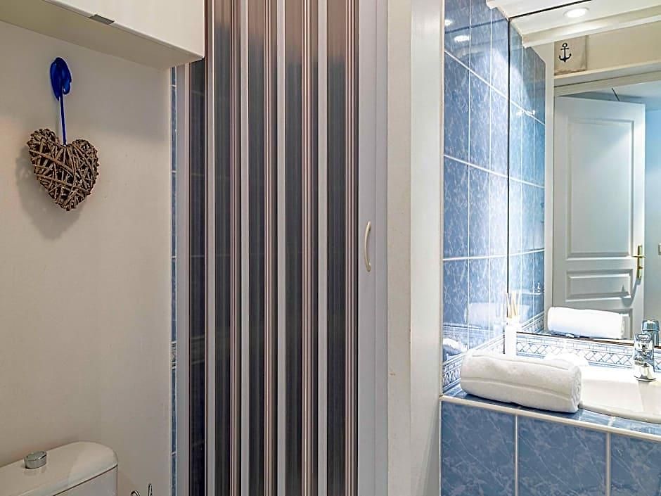 Charming With Balcony Pool -heart Of