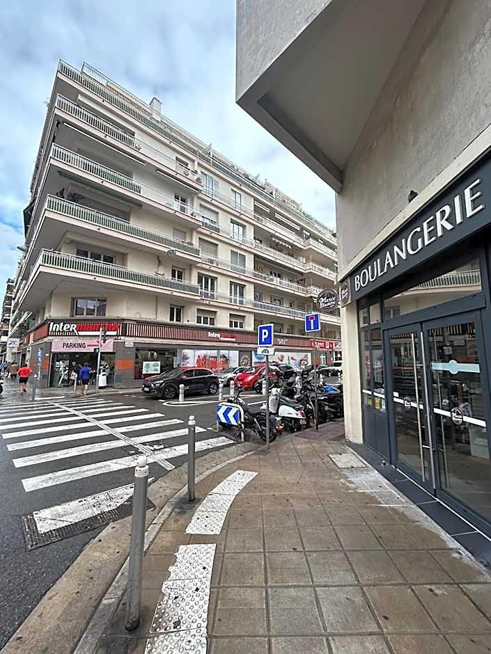 Apartment Bright With Private Balcony In Port *