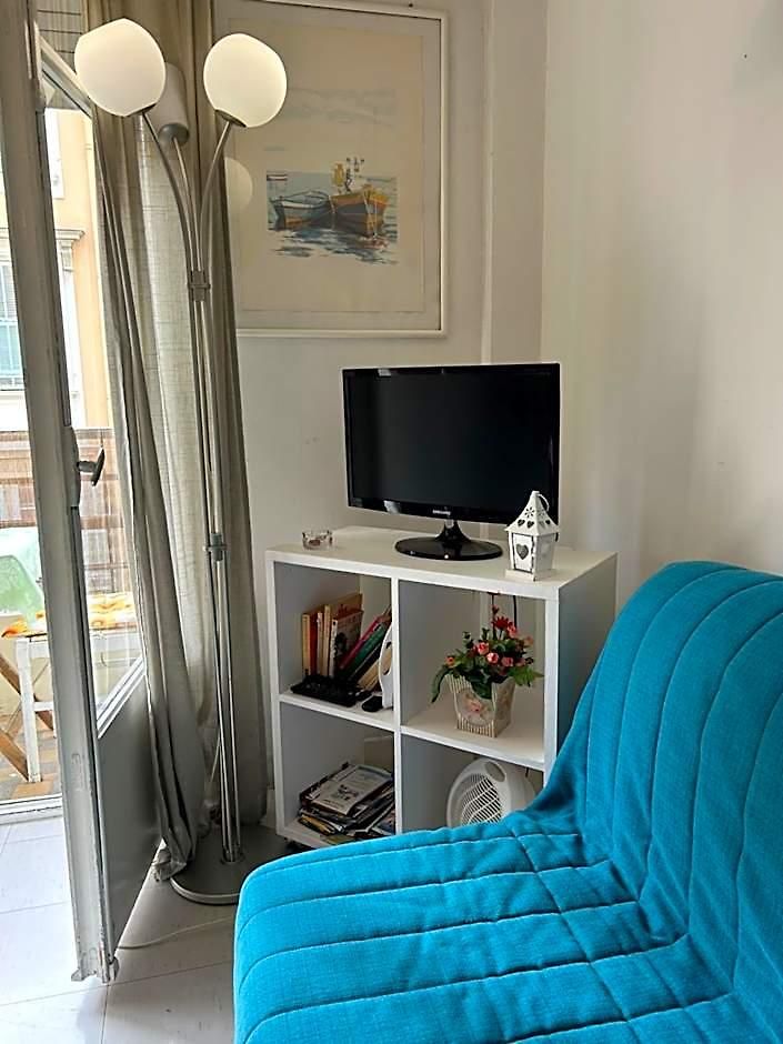 Apartment Bright With Private Balcony In Port
