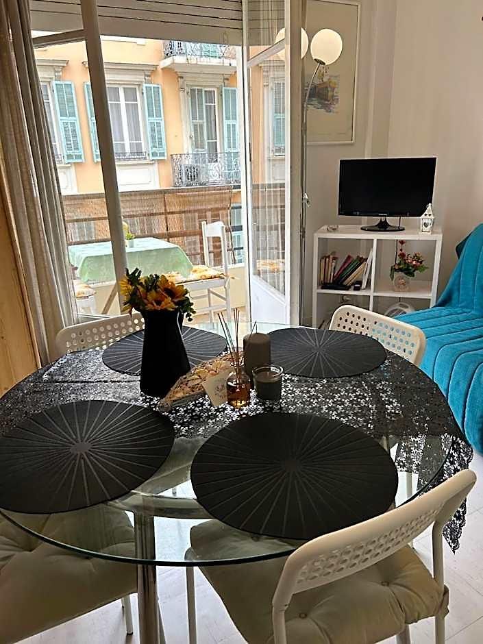 Apartment Bright With Private Balcony In Port *