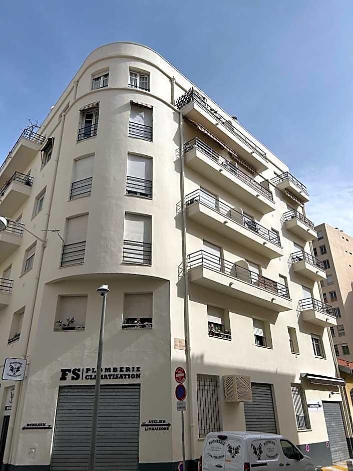 Apartment Bright With Private Balcony In Port *