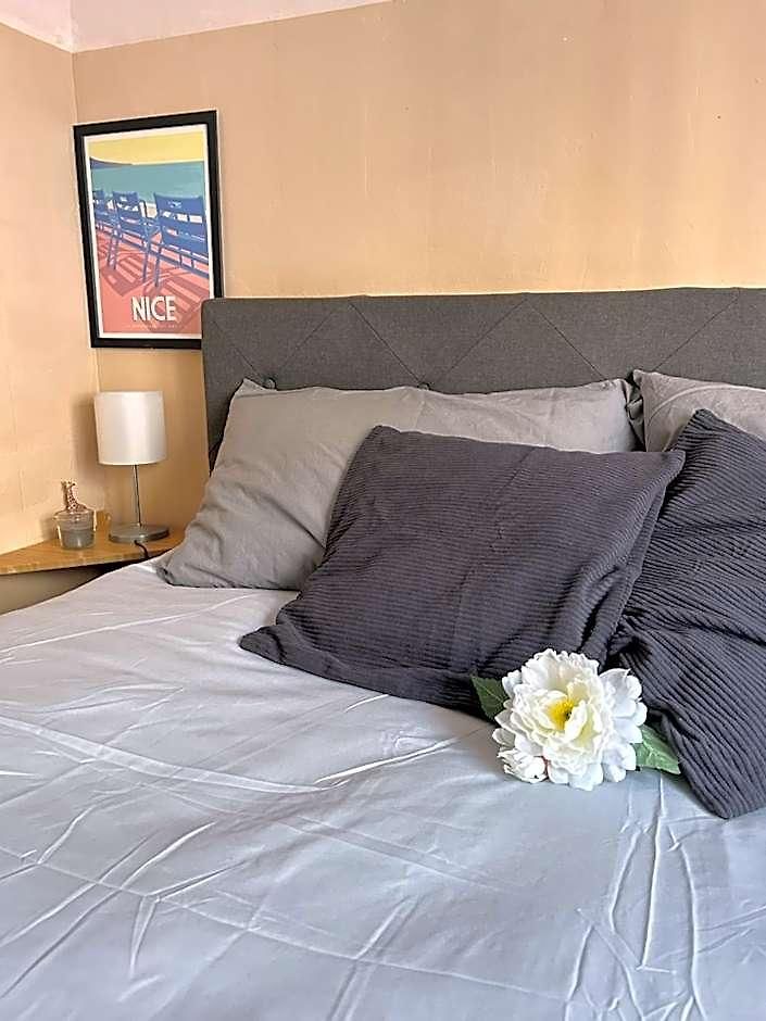 Apartment Bright With Private Balcony In Port
