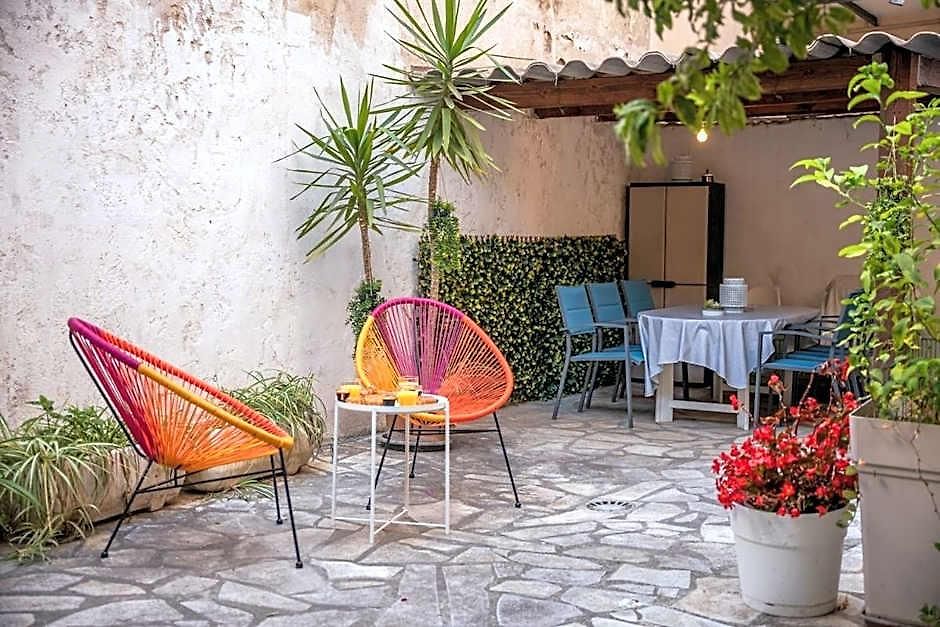 Grand 4 Pieces Avec Cour Privee, Clim & Parking