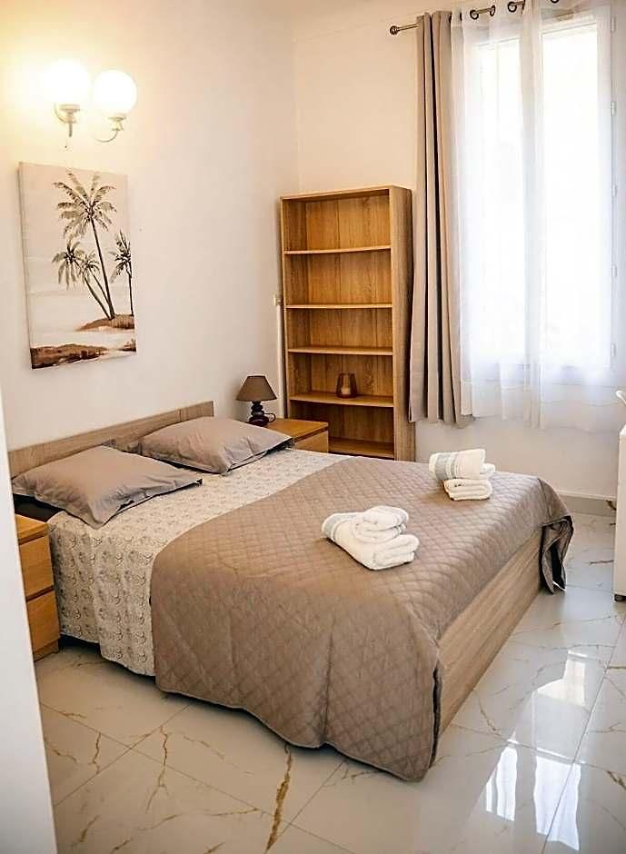 Apartment Grand 4 Pieces Avec Cour Privee, Clim & Parking