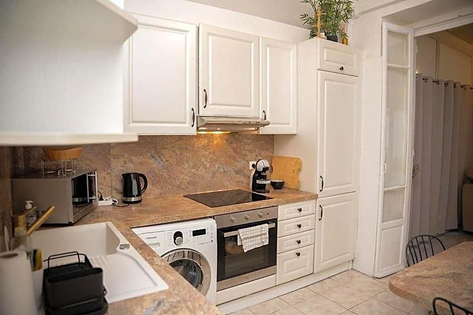 Grand 4 Pieces Avec Cour Privee, Clim & Parking Apartment *