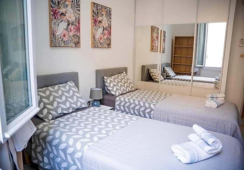 Grand 4 Pieces Avec Cour Privee, Clim & Parking Apartment *
