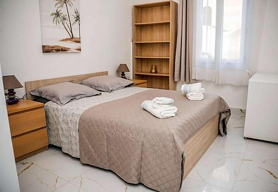 Grand 4 Pieces Avec Cour Privee, Clim & Parking Apartment