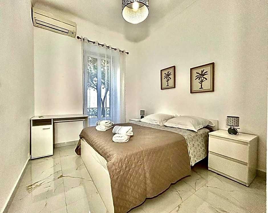 Grand 4 Pieces Avec Cour Privee, Clim & Parking * Nice