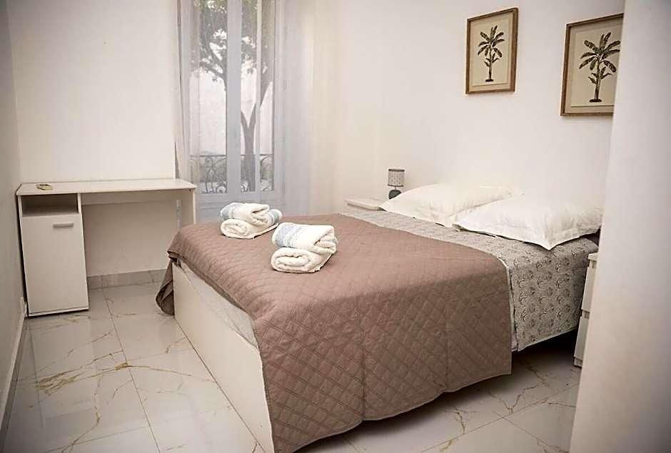 Grand 4 Pieces Avec Cour Privee, Clim & Parking Apartment *