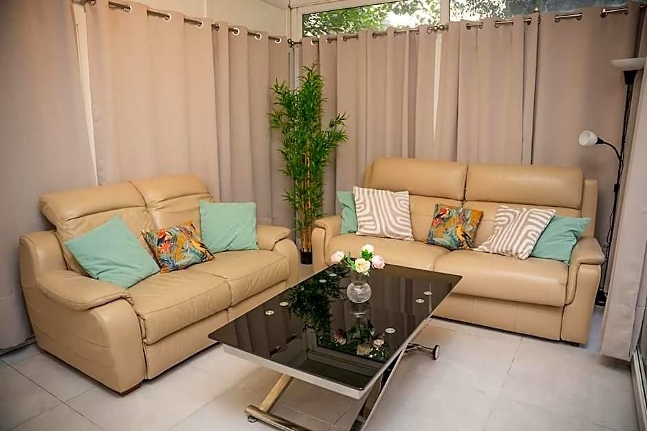 Grand 4 Pieces Avec Cour Privee, Clim & Parking * Nice