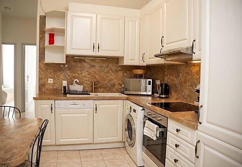 Grand 4 Pieces Avec Cour Privee, Clim & Parking Apartment