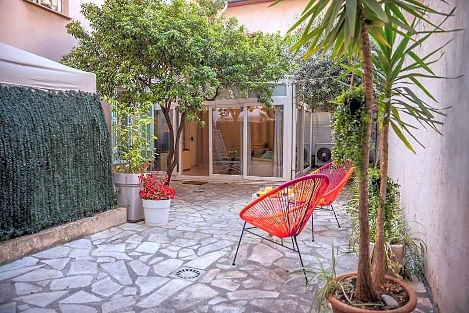 Grand 4 Pieces Avec Cour Privee, Clim & Parking