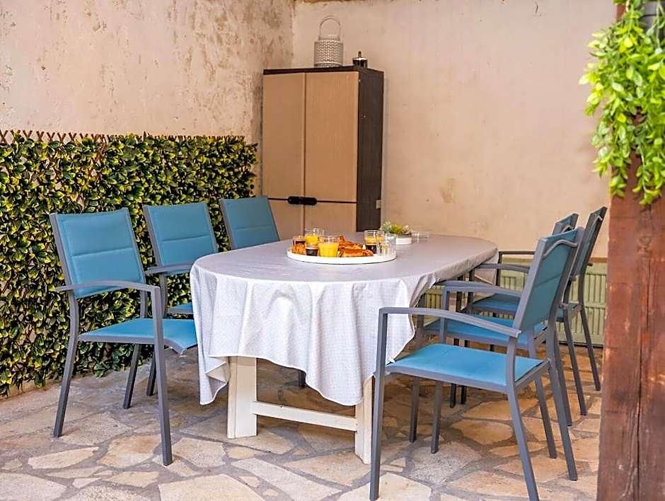 Apartment Grand 4 Pieces Avec Cour Privee, Clim & Parking