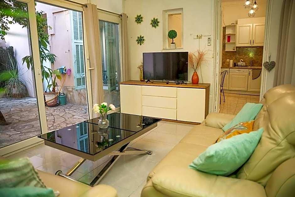 Apartment Grand 4 Pieces Avec Cour Privee, Clim & Parking Nice