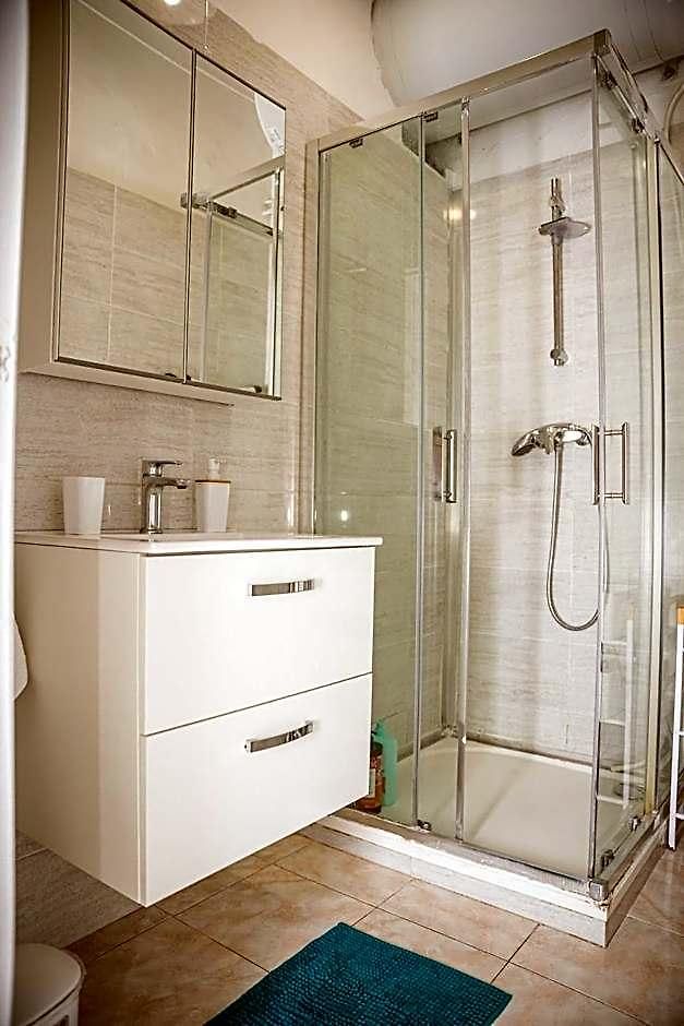 Grand 4 Pieces Avec Cour Privee, Clim & Parking Apartment