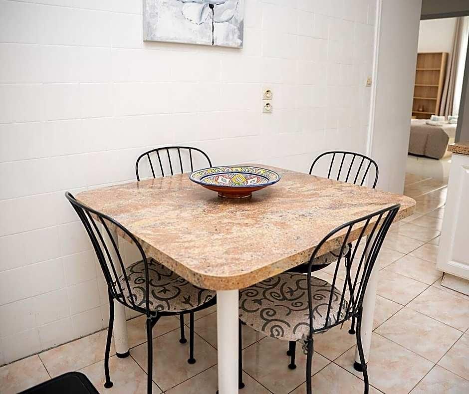 Apartment Grand 4 Pieces Avec Cour Privee, Clim & Parking Nice