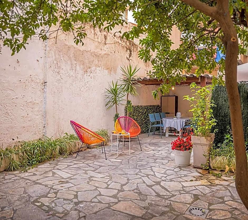 Apartment Grand 4 Pieces Avec Cour Privee, Clim & Parking