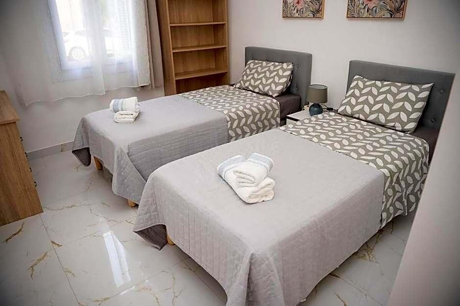 Apartment Grand 4 Pieces Avec Cour Privee, Clim & Parking