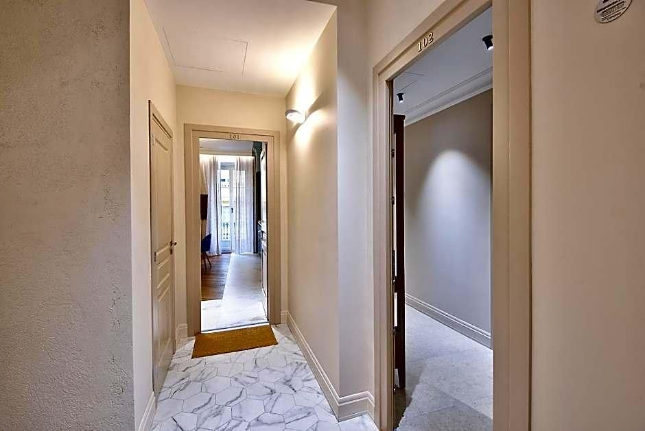 9 Alberti Centre Aparthotel 4*