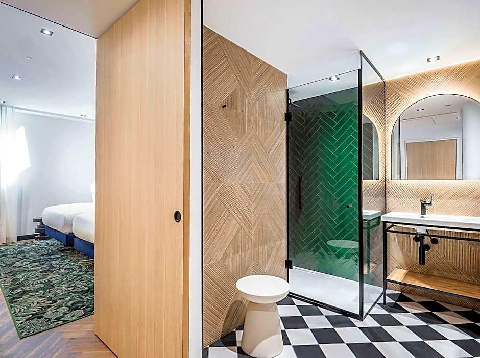 Doubletree By Hilton Centre Iconic Hotel 4*