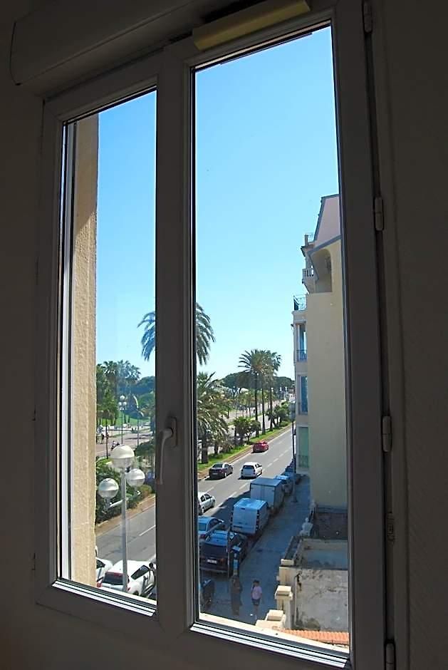 Azur Hotel 2*