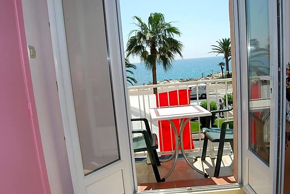 Azur Hotel 2*