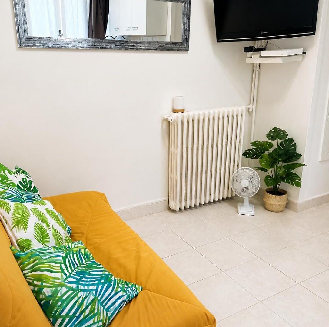 Centre- Small Pied-a-terre Near Beaches Apartment *