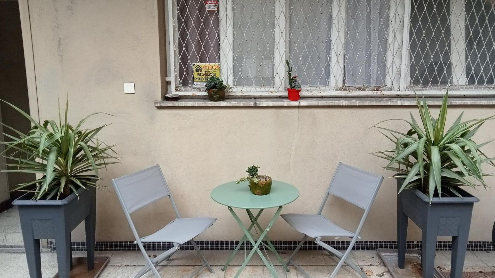 Centre- Small Pied-a-terre Near Beaches * Nice