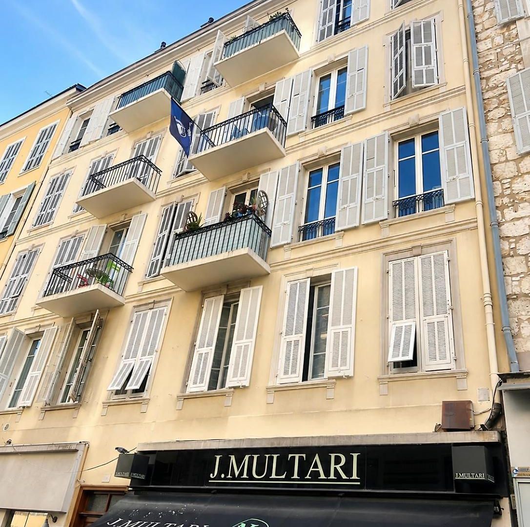 Stunning In The Gold Square Of Nice!