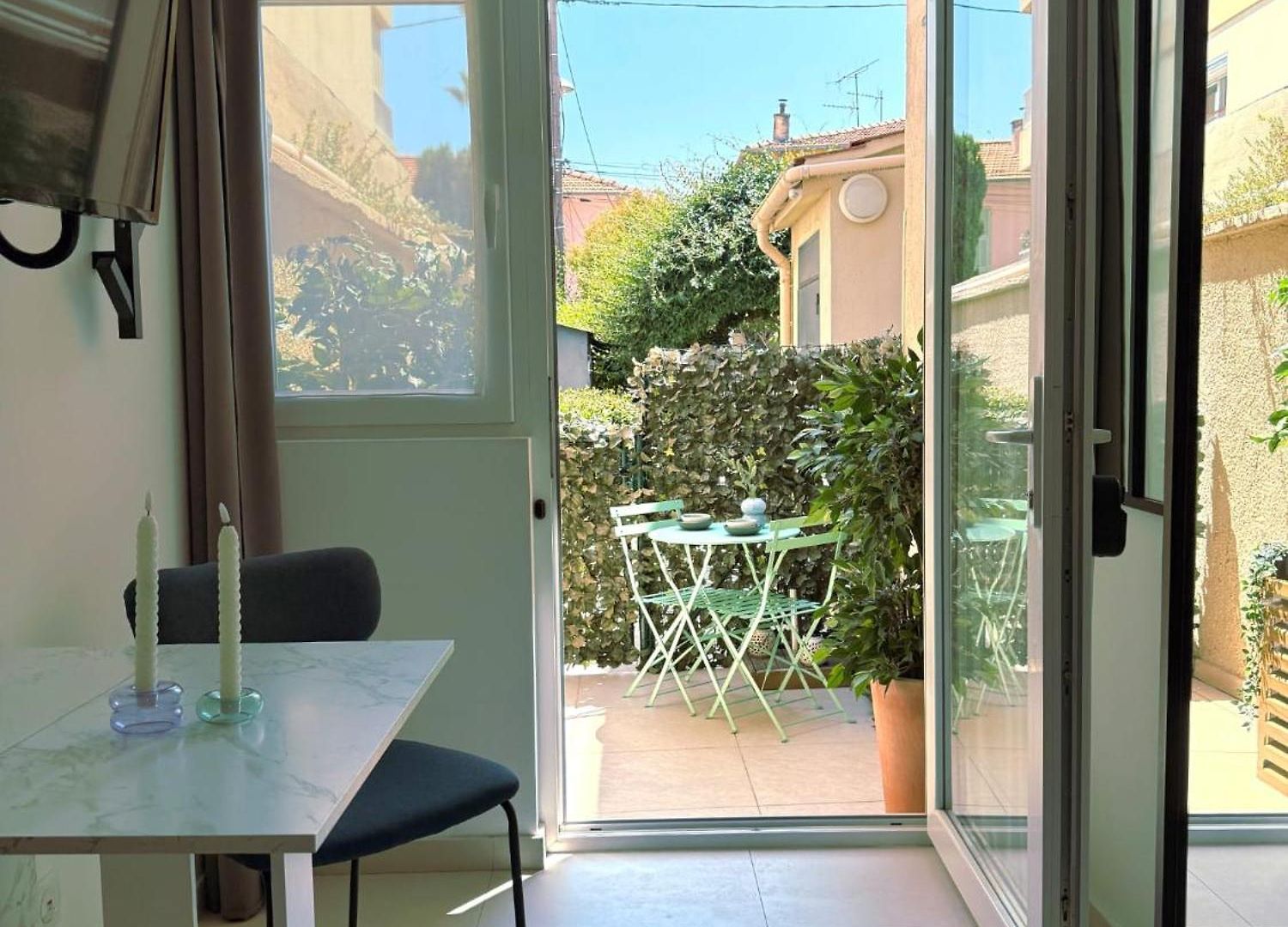 Coastal Gem - Private Parking & Air Conditioning
