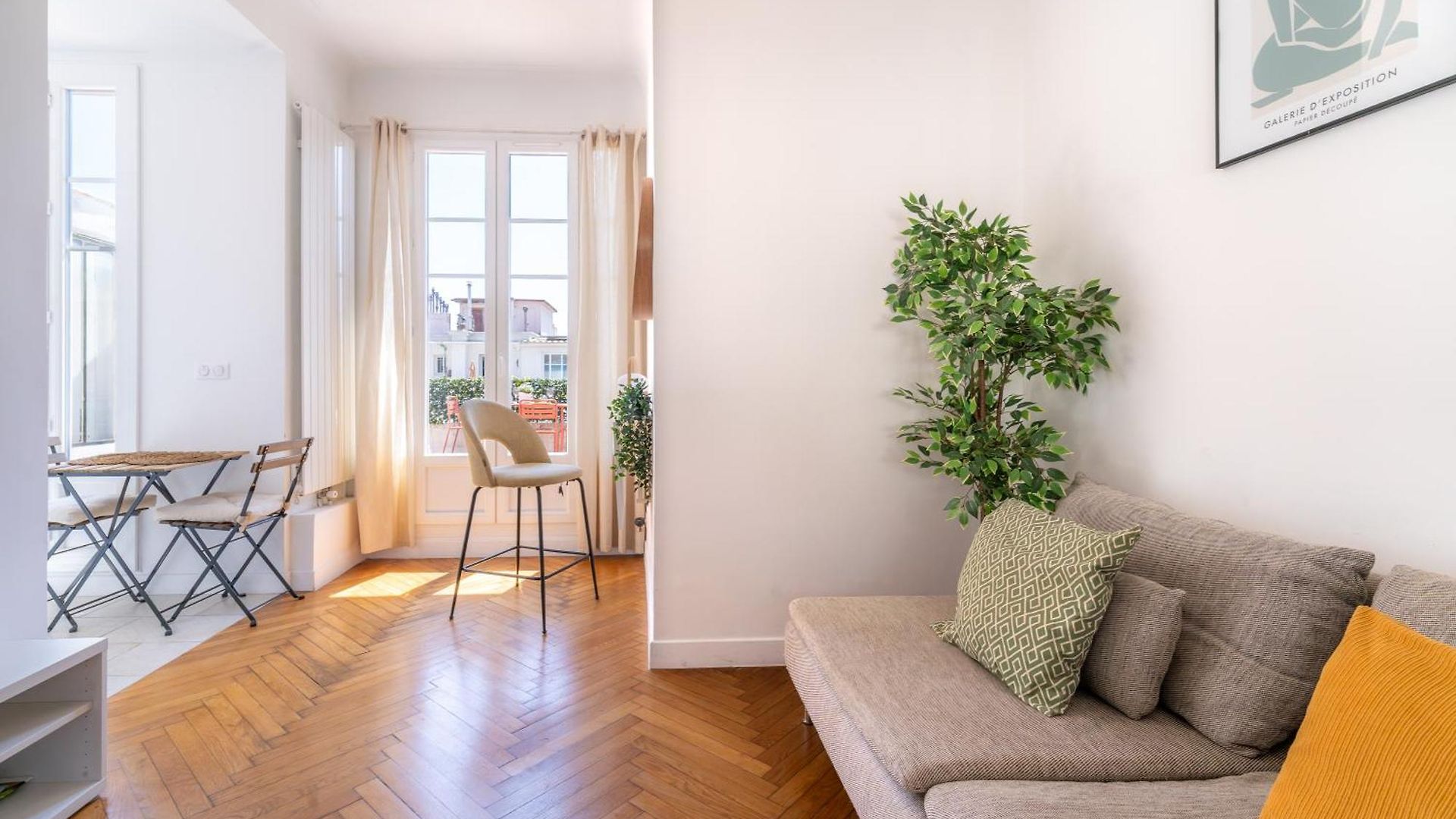 Exclusive Floor - *