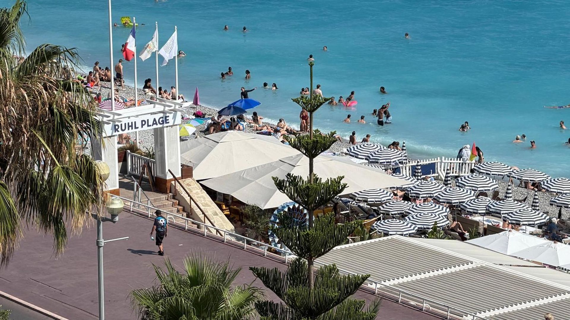 Et Ses Deux Piscines