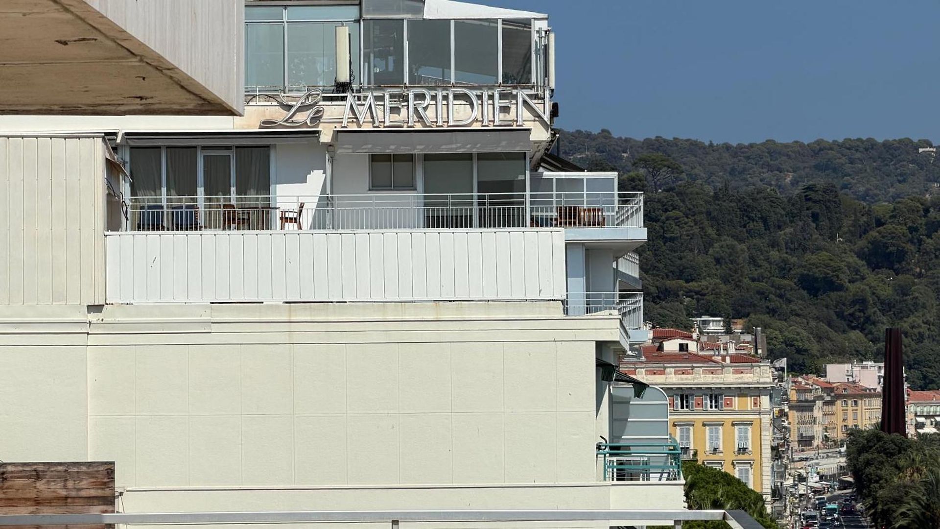 Et Ses Deux Piscines