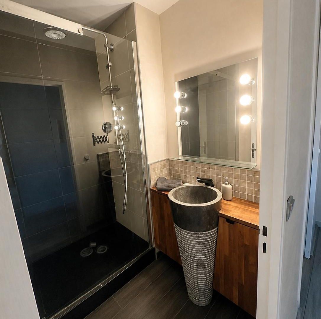 Charming, Quiet Two-bedroom Apartment, Parking, And Beautiful View Nice