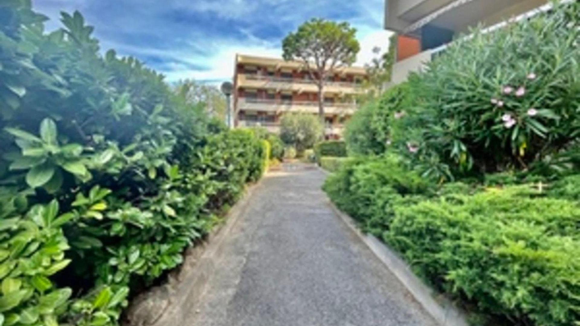 Apartment In Complex With Pool And Tennis Court *