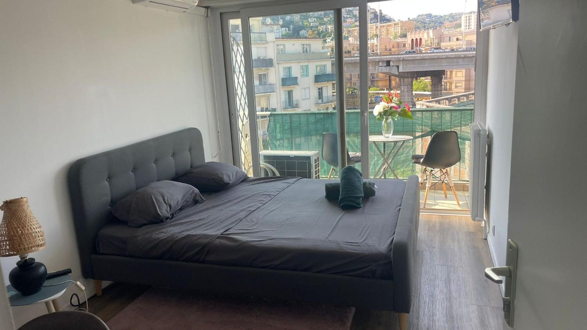 With Private Bathroom & Wc , Balcony & Air Conditioning - Centre, 5 Min From Sea & Promenade Homestay *