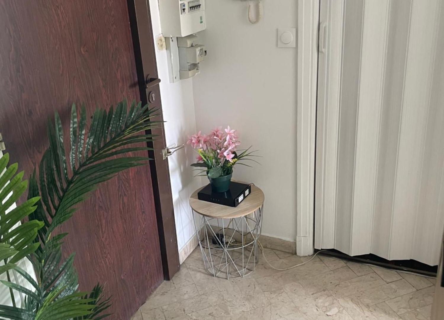 Homestay With Private Bathroom & Wc , Balcony & Air Conditioning - Centre, 5 Min From Sea & Promenade *