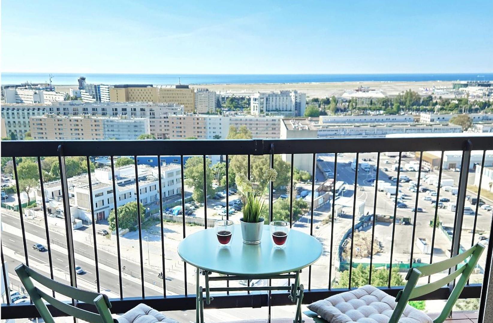 Private Sea View On Floor 16 In Shared - Ac - Walk To Airport Homestay Nice