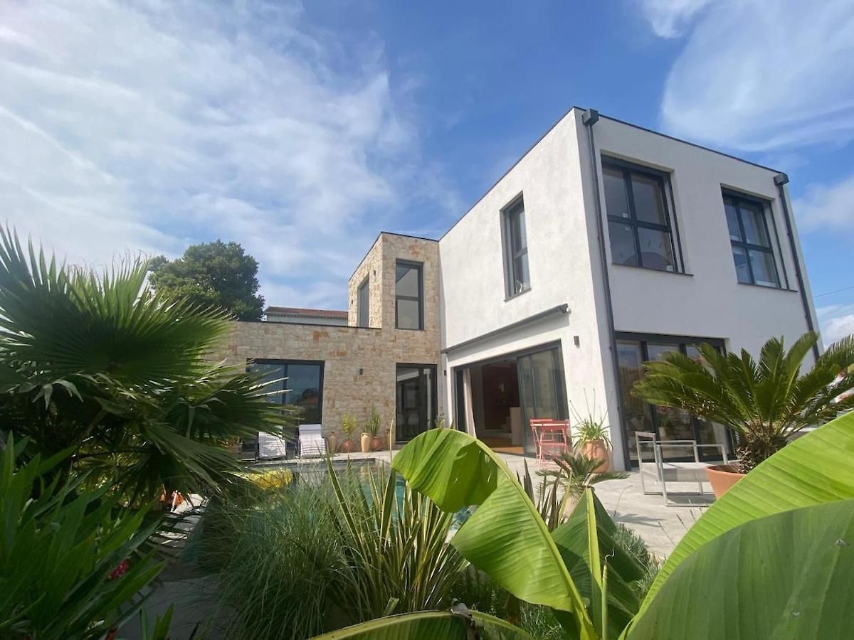 House With Pool And Sea View In *
