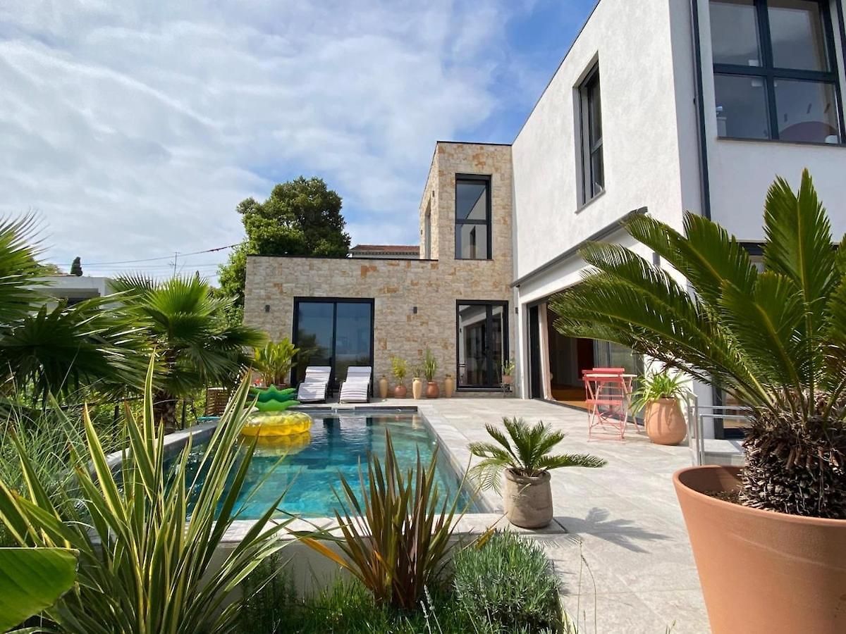 House With Pool And Sea View In Villa Nice