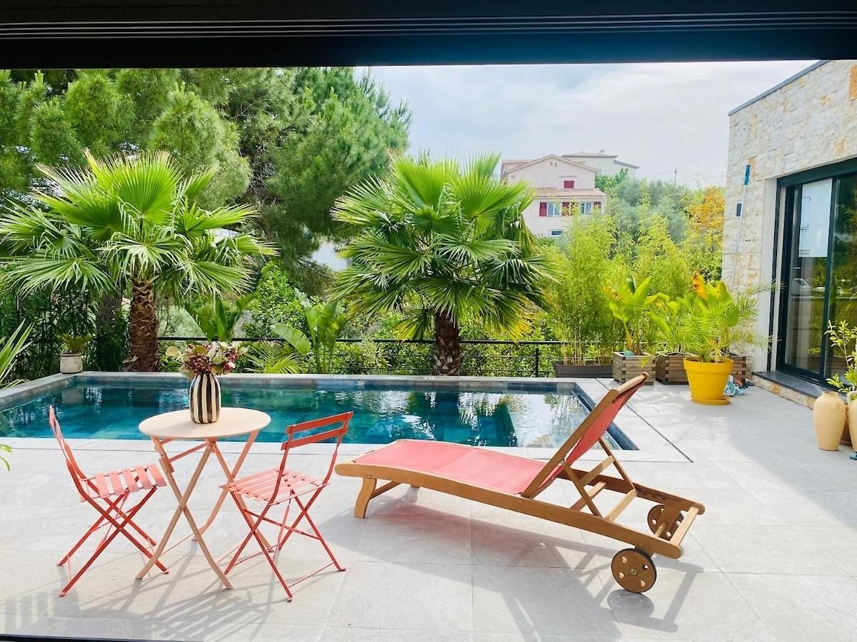 Villa House With Pool And Sea View In