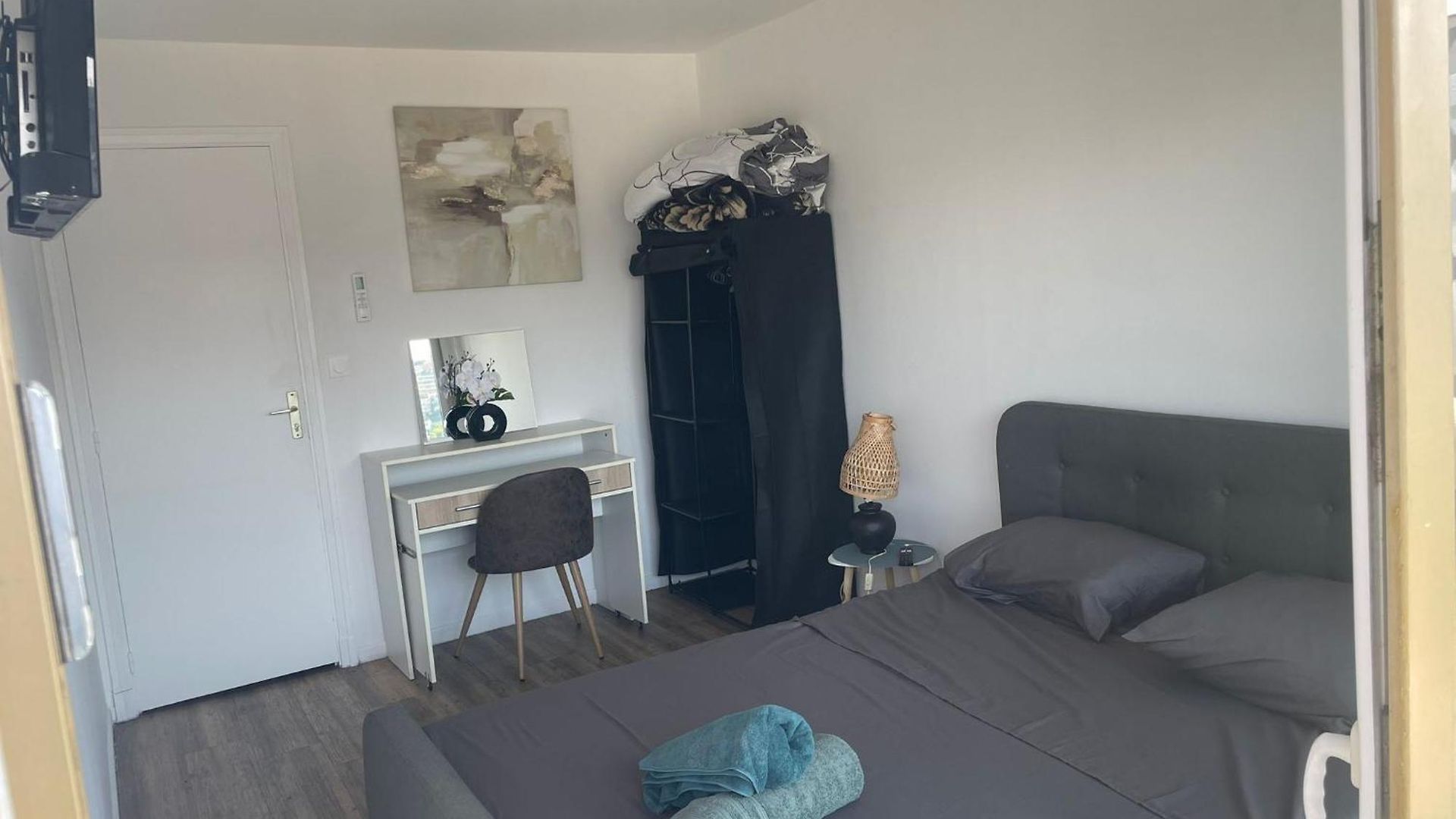 Homestay With Private Bathroom & Wc , Balcony & Air Conditioning - Centre, 5 Min From Sea & Promenade *