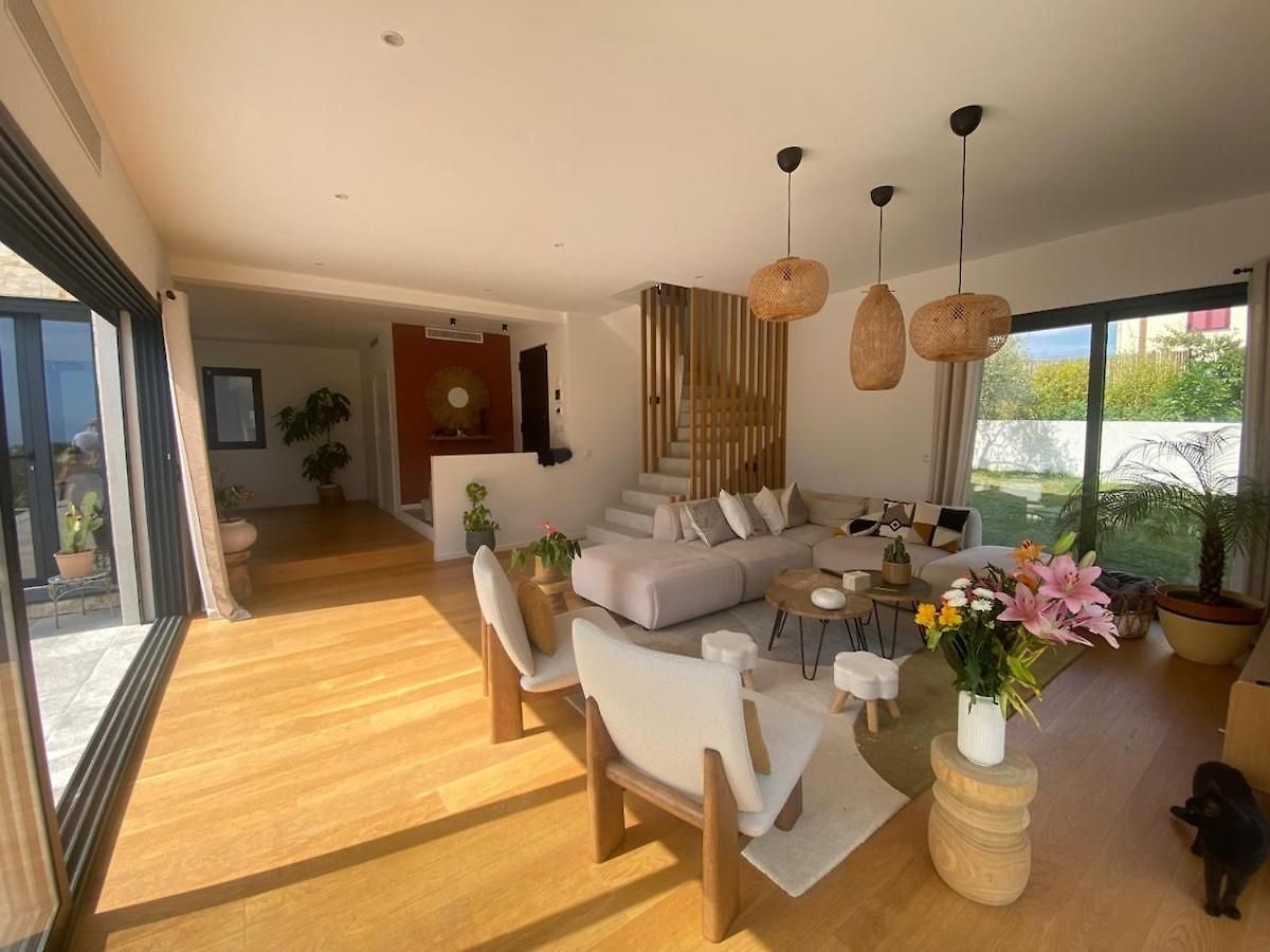 House With Pool And Sea View In Villa Nice