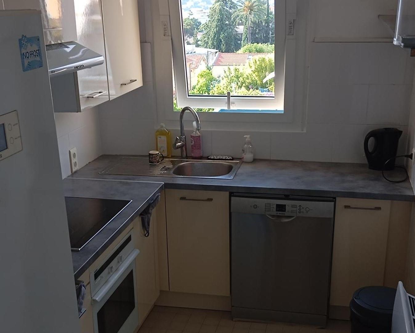 Fantastic View ! Private Bedroom In A Family Apartment, Private Bathroom, Shared Kitchen And Living Spaces Guest house Nice