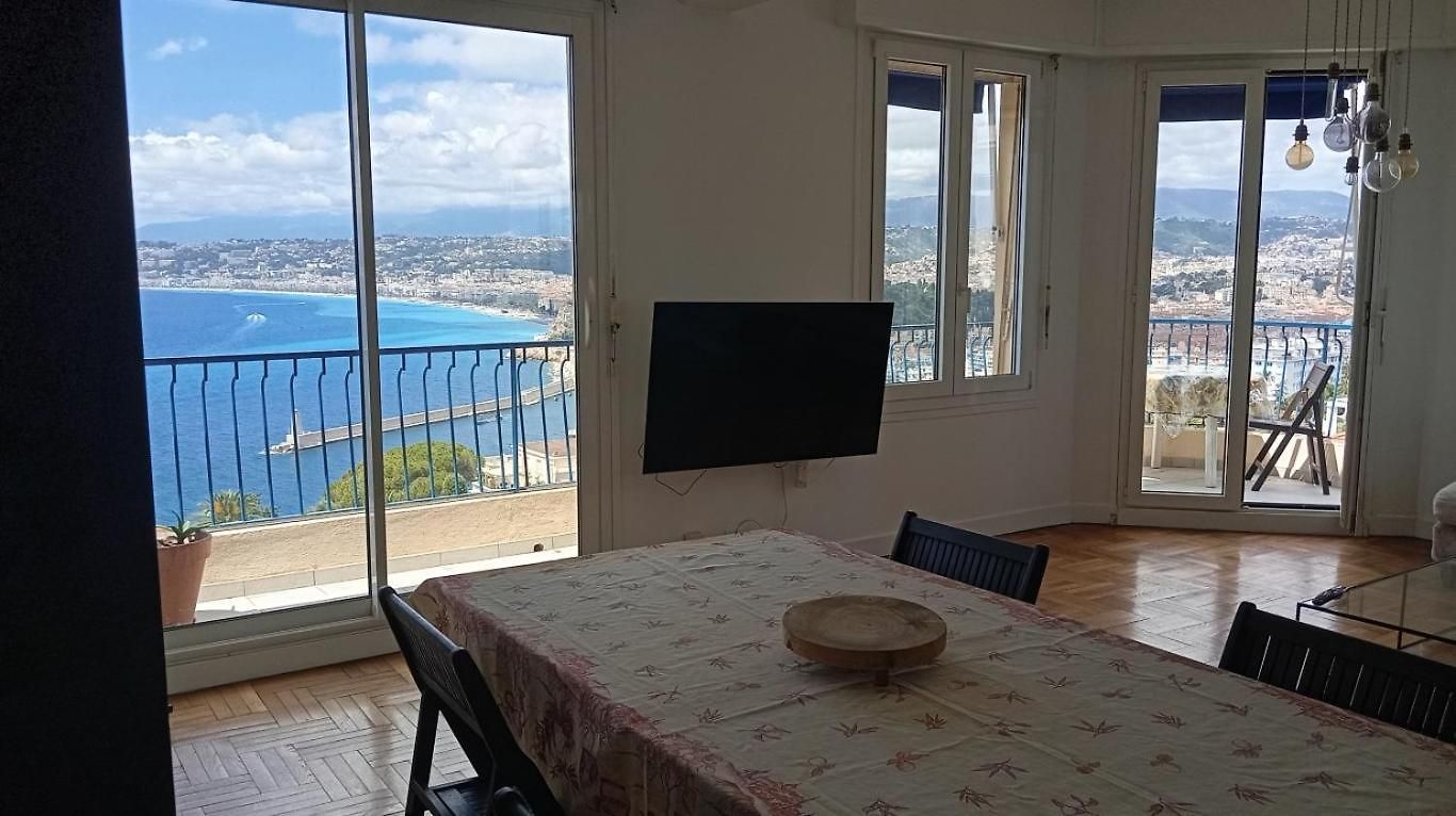 Fantastic View ! Private Bedroom In A Family Apartment, Private Bathroom, Shared Kitchen And Living Spaces Guest house Nice