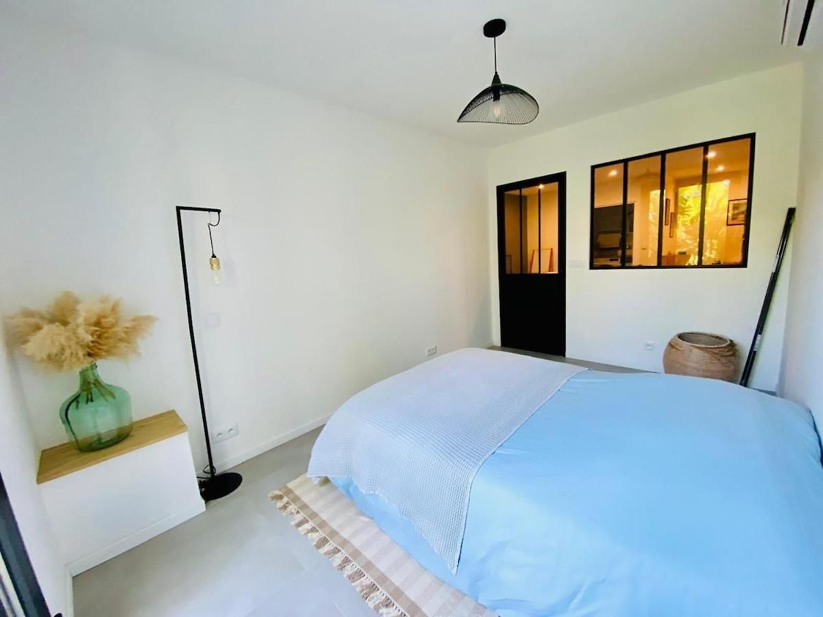 Villa House With Pool And Sea View In
